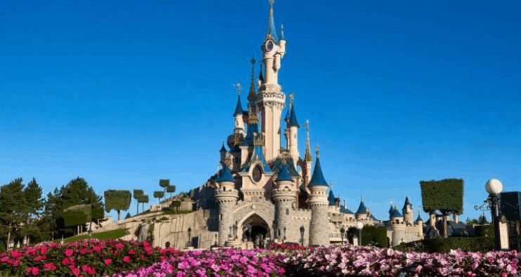 Disneyland Paris: Family & Friends Special inkl. 1 Nacht im B&B +Frühstück + Parkticket + Shuttleservice ab 236 € für 4 Personen ( 59€ p.P.)