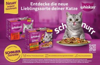 Wir präsentieren die Werbung für Whiskas-Katzenfutter von Mars Inc. Begeistern Sie Ihre neugierige graue Katze mit einer neuen Palette an Geschmacksrichtungen, sowohl trocken als auch nass, präsentiert in kräftigem Lila. Scannen Sie den QR-Code für weitere Details auf Deutsch und stellen Sie sicher, dass die Mahlzeiten Ihrer Katze immer ein Gourmet-Abenteuer sind.