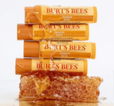 Burt s Bees natürlicher feuchtigkeitsspendender Lippenbalsam er Pack Original Bienenwachs mit Vitamin E und Pfefferminzöl Tuben g Amazon de Kosmetik