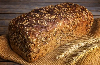 Vollkornbrot auf Holztisch mit Vollkornmehlstreuseln