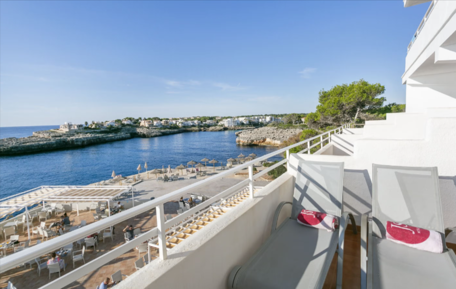 Mallorca 10 Tage im April 🌴 3* Adults-Only-Hotel JS Cape Colom mit Flügen & Halbpension für 589€