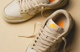Nike WMNS Dunk Low FZ2552-100 (muslin / team gold / pale ivory / laser orange) für 76,15 € inkl. Versand (statt 99,95 €)