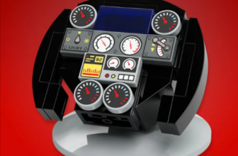 Glücklicher Welpe mit braunem Fell spielt im Garten