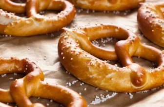 Tiefkühl Laugenbrezel auf Holztisch mit marktguru-Logo