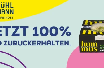 Kühlmann Hummus Schüssel mit Olivenöl, Kichererbsen und Petersilie auf Holztisch