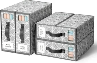 Vier Bettwäsche-Aufbewahrungsboxen in verschiedenen Größen stapeln