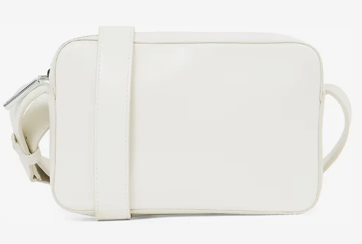 Calvin Klein Embossed Umhängetasche (22.5 cm – Ecru) für 29,90 € inkl. Versand (statt 58,80 €)