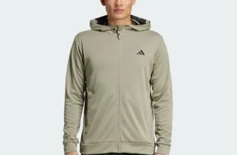 Adidas Train Essentials Camo Kapuzenjacke IW8499 (Gr. XS bis XL) für 26,00 € inkl. Versand (statt 50,00 €)