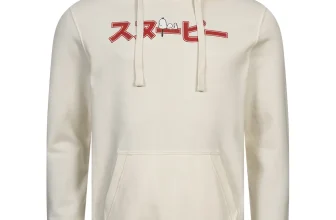 Die Peanuts Logo Japan Herren Hoodie FCMHS089ECR (Gr. S bis 2XL in 2 Farben) für 19,94 € inkl. Versand (statt 30,00 €)
