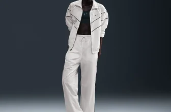 Nike Windrunner FV6304-134 (sail / vintage green / vintage green) Gr. M-XL für 49,13 € inkl. Versand (statt 99,99 €)