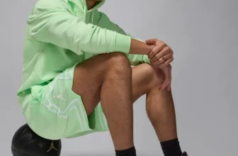 Schnäppchen, Deals und Rabattcodes des Tages - Bild eines stylischen Paars mit Einkaufstüten