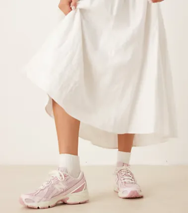 Schnäppchen, Deals und Rabattcodes des Tages: Rosa New Balance Sneaker auf ASOS