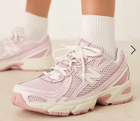 Schnäppchen, Deals und Rabattcodes des Tages - Rosa Sneaker von New Balance