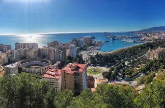 Málaga! Günstige Hin- & Rückflüge ab 42€ - Hochwinkelansicht von Gebäuden und Bäumen