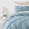 AmazonBasics Pinch Pleat Comforter Set (Tagesdecke + 2 Zierkissen) für 18€ inkl. Prime Versand