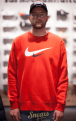 Sneaxs: NIKE NSW Crewneck Swoosh Sweater (in Rot oder Grau ) für je 25,90 € inkl Versand