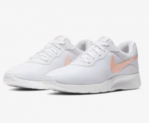 Nike Tanjun Damenschuh in Weiß/Washed Coral (36-40,5) für 31,83€ inkl. Versand (statt 42€ )