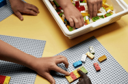 Gratis: LEGO® Braille-Steine für blinde & sehbehinderte Leseanfänger